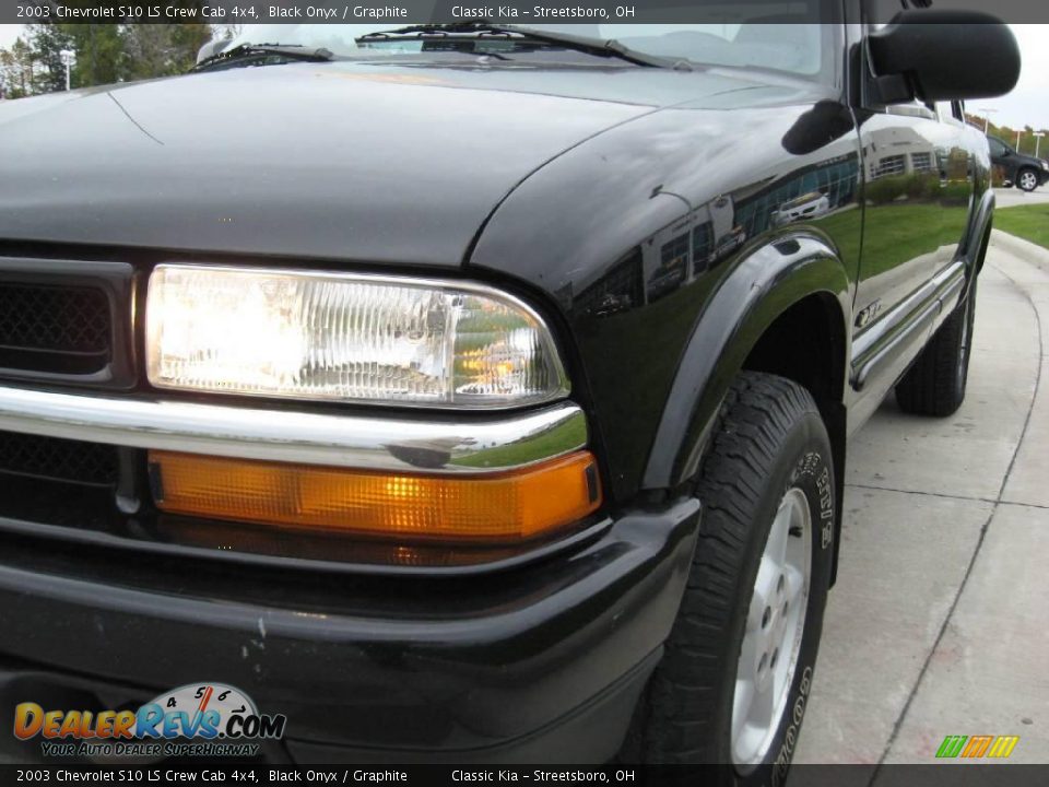 2003 Chevrolet S10 LS Crew Cab 4x4 Black Onyx / Graphite Photo #5