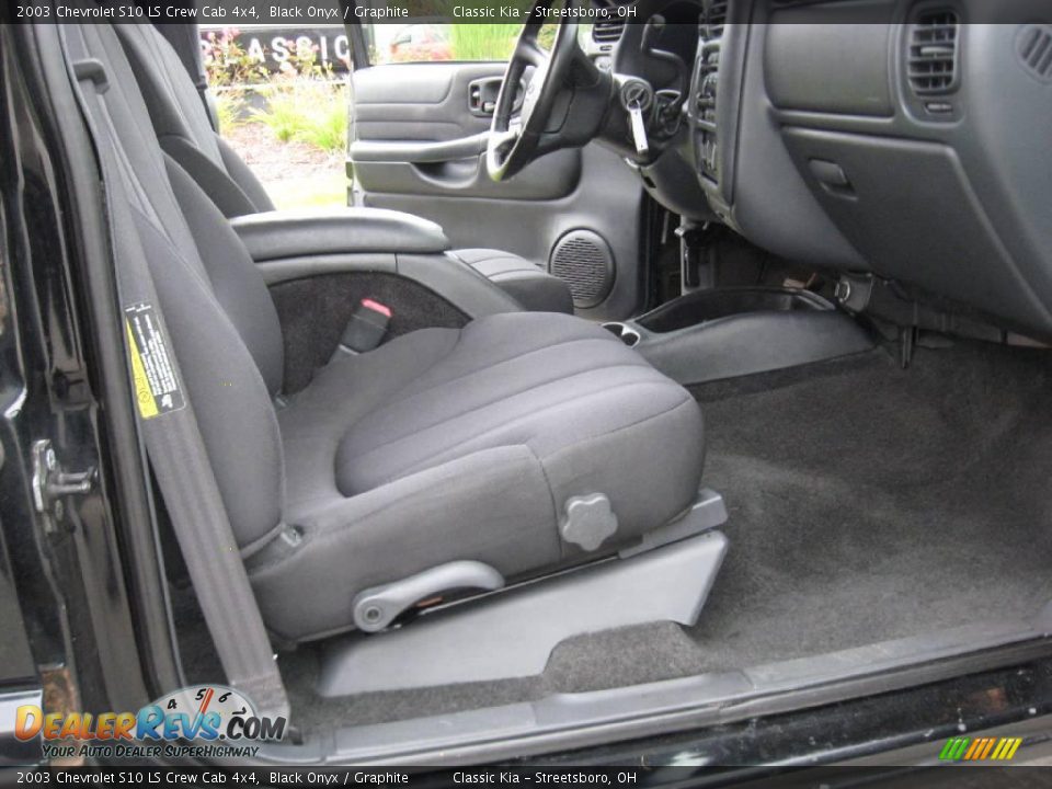 2003 Chevrolet S10 LS Crew Cab 4x4 Black Onyx / Graphite Photo #19