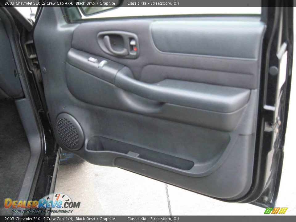 2003 Chevrolet S10 LS Crew Cab 4x4 Black Onyx / Graphite Photo #24