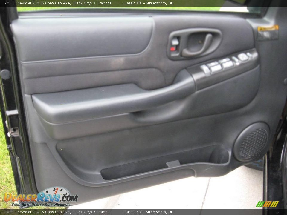 2003 Chevrolet S10 LS Crew Cab 4x4 Black Onyx / Graphite Photo #27