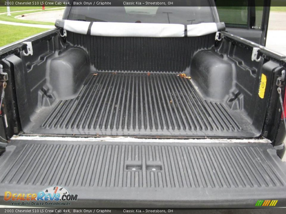 2003 Chevrolet S10 LS Crew Cab 4x4 Black Onyx / Graphite Photo #28