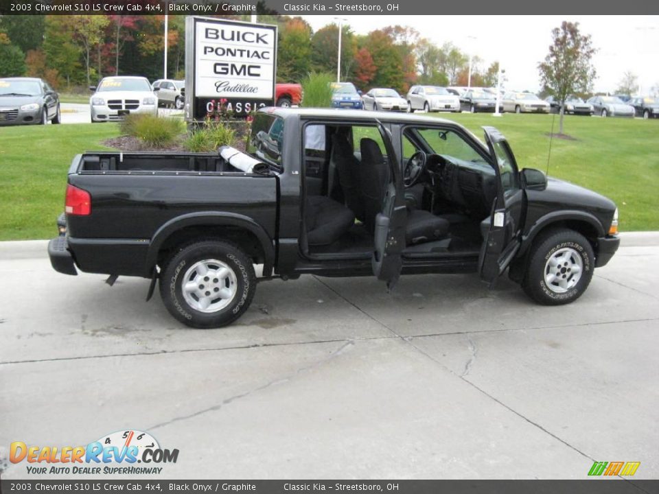 2003 Chevrolet S10 LS Crew Cab 4x4 Black Onyx / Graphite Photo #31