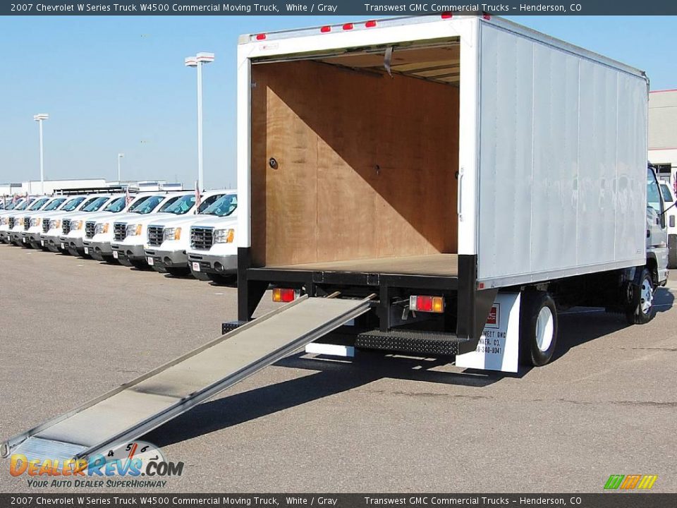 2007 Chevrolet W Series Truck W4500 Commercial Moving Truck White / Gray Photo #10