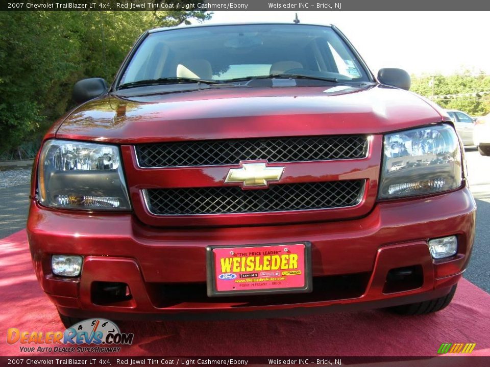 2007 Chevrolet TrailBlazer LT 4x4 Red Jewel Tint Coat / Light Cashmere/Ebony Photo #2