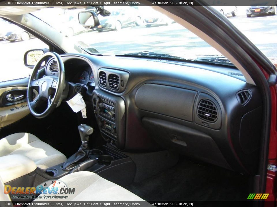 2007 Chevrolet TrailBlazer LT 4x4 Red Jewel Tint Coat / Light Cashmere/Ebony Photo #27