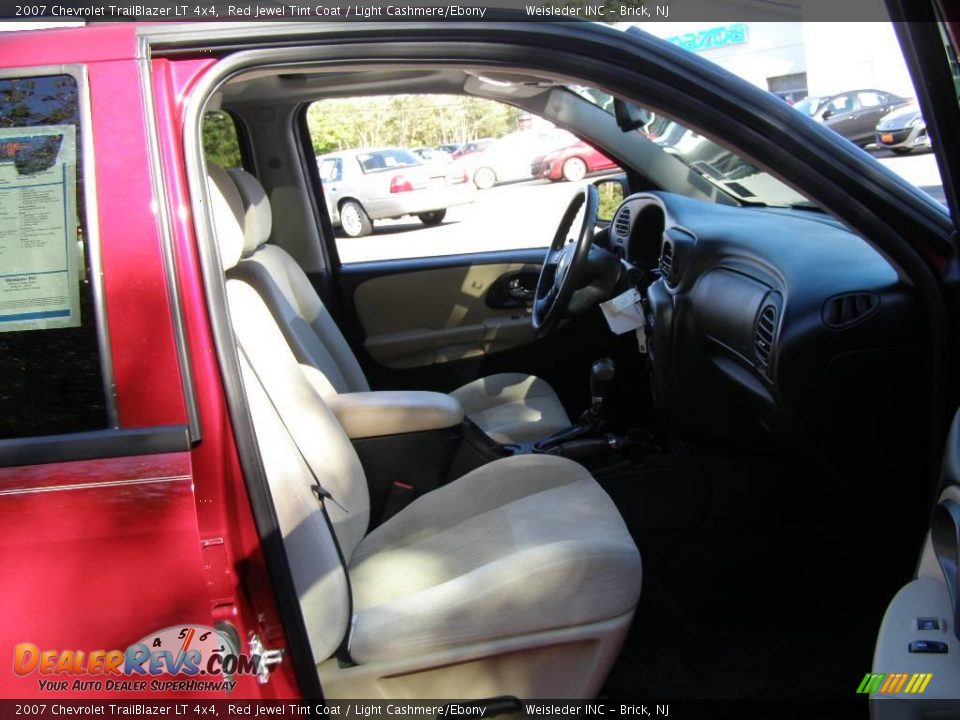 2007 Chevrolet TrailBlazer LT 4x4 Red Jewel Tint Coat / Light Cashmere/Ebony Photo #28