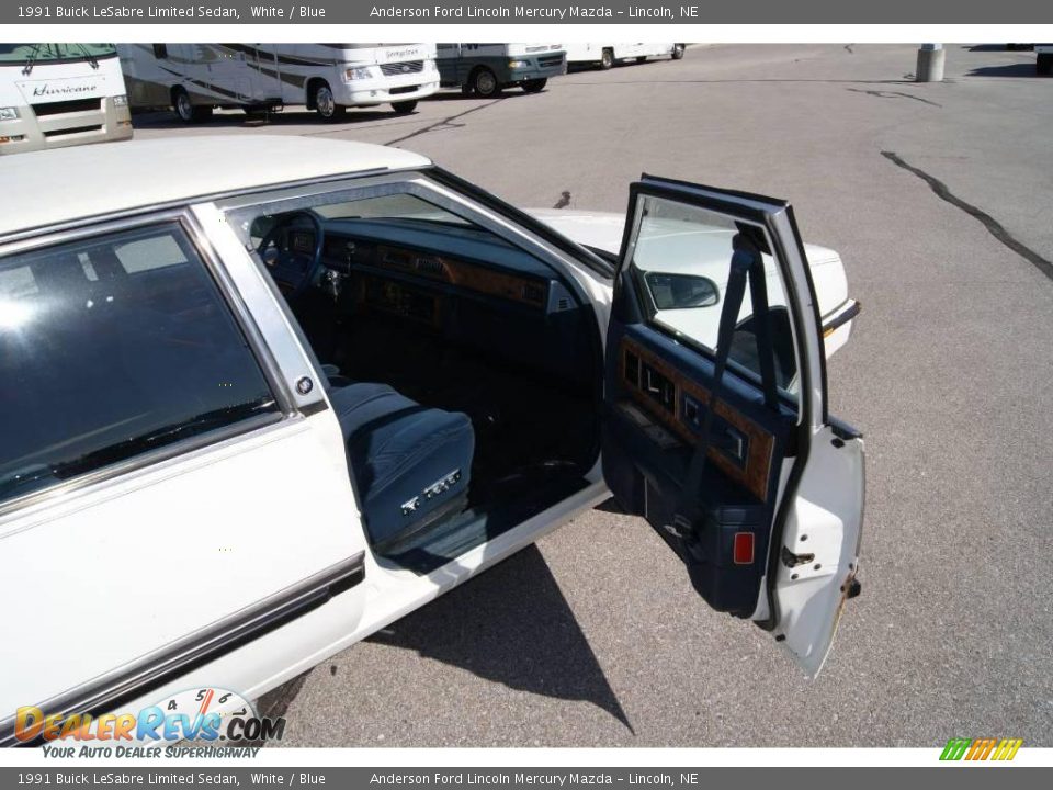 1991 Buick LeSabre Limited Sedan White / Blue Photo #28