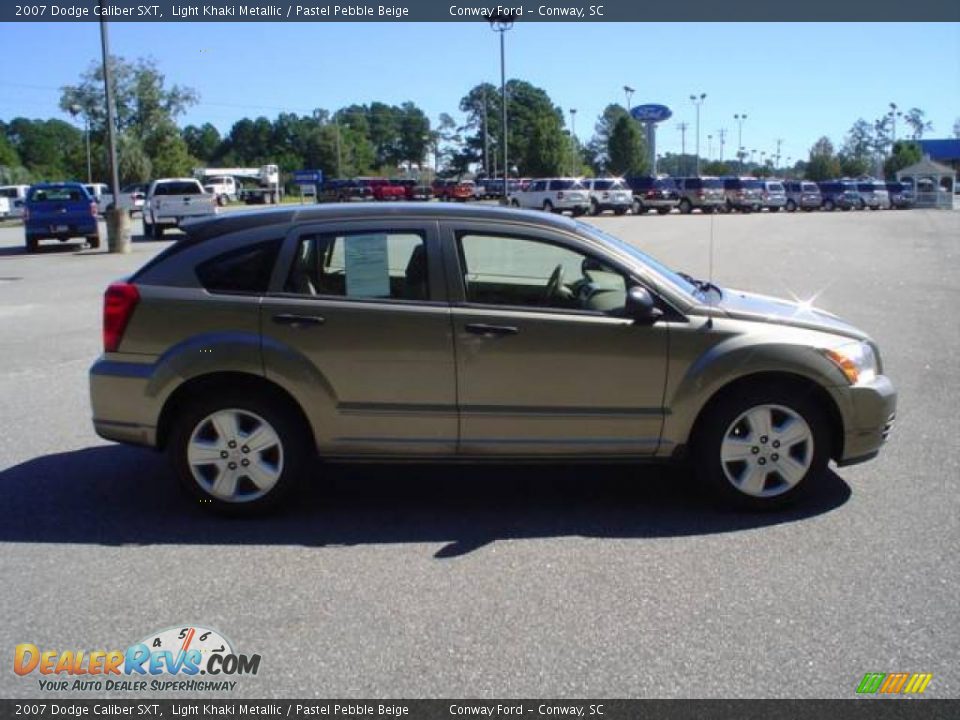2007 Dodge Caliber SXT Light Khaki Metallic / Pastel Pebble Beige Photo #4