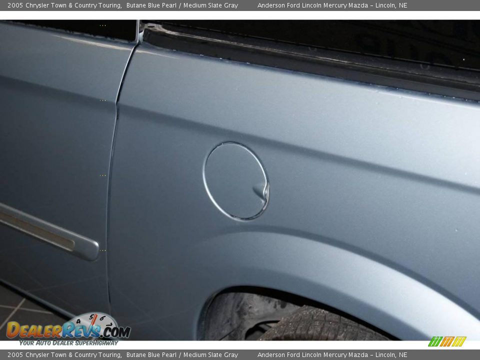 2005 Chrysler Town & Country Touring Butane Blue Pearl / Medium Slate Gray Photo #23