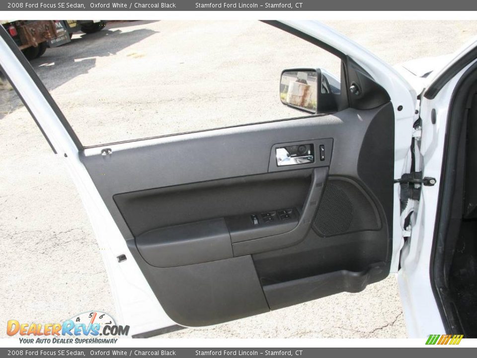 2008 Ford Focus SE Sedan Oxford White / Charcoal Black Photo #11