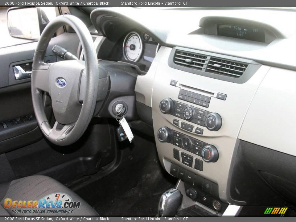2008 Ford Focus SE Sedan Oxford White / Charcoal Black Photo #12