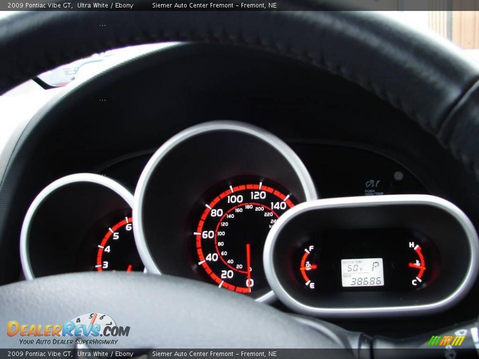 2009 Pontiac Vibe GT Ultra White / Ebony Photo #4