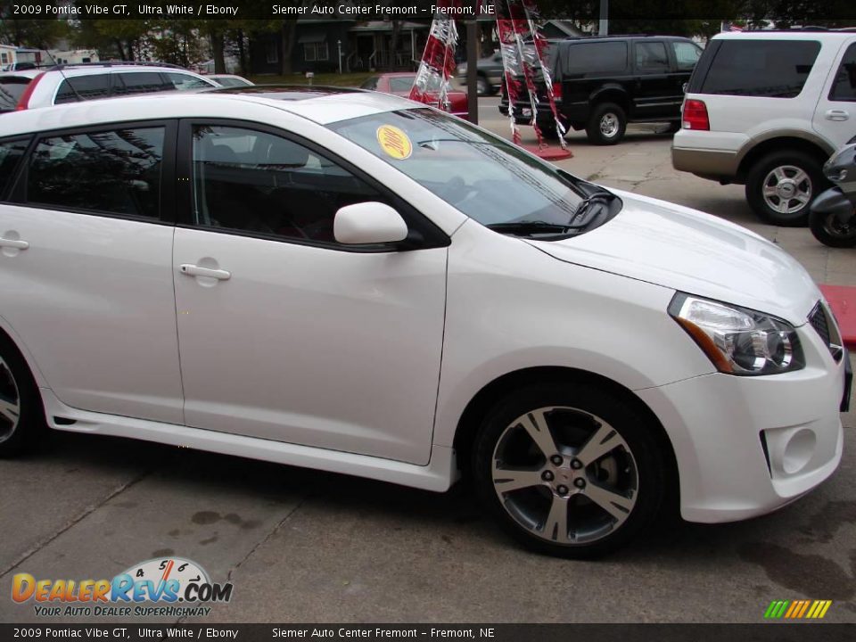 2009 Pontiac Vibe GT Ultra White / Ebony Photo #5