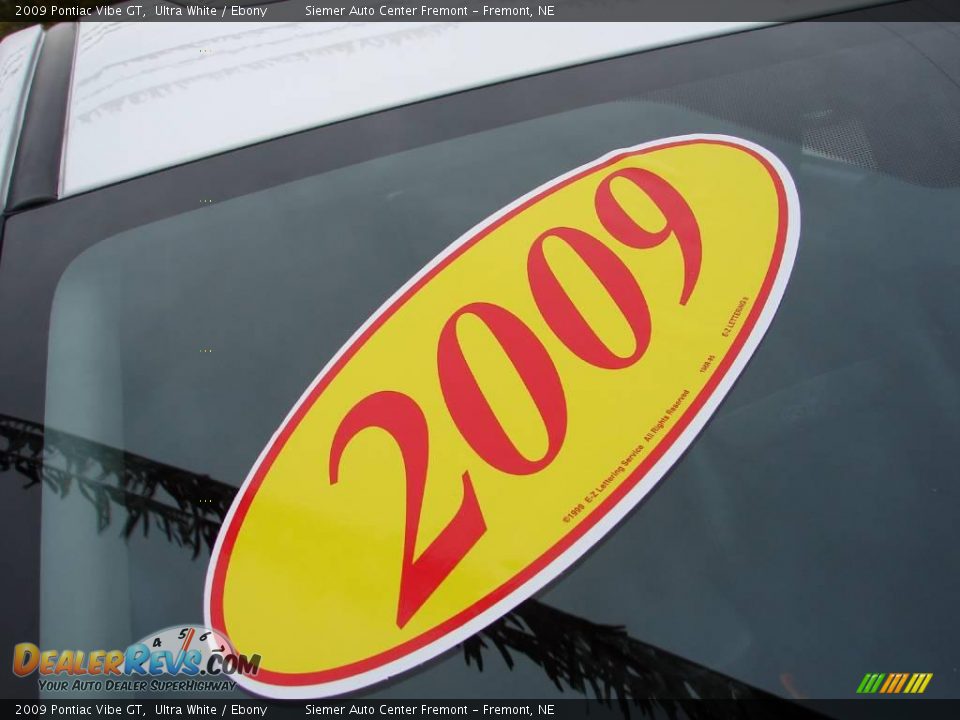 2009 Pontiac Vibe GT Ultra White / Ebony Photo #12