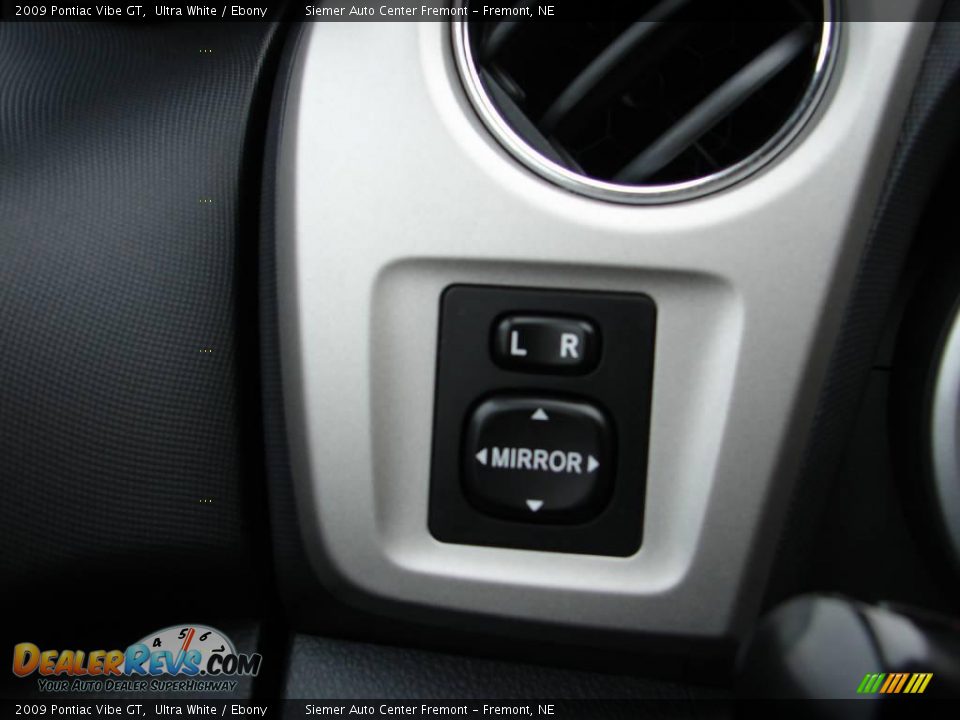 2009 Pontiac Vibe GT Ultra White / Ebony Photo #23