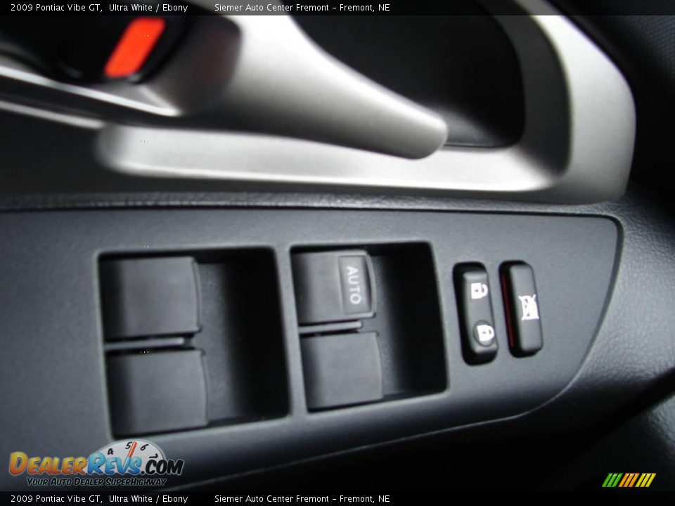 2009 Pontiac Vibe GT Ultra White / Ebony Photo #26