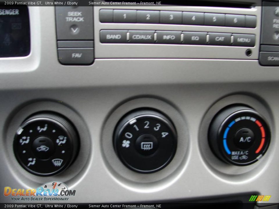 2009 Pontiac Vibe GT Ultra White / Ebony Photo #28