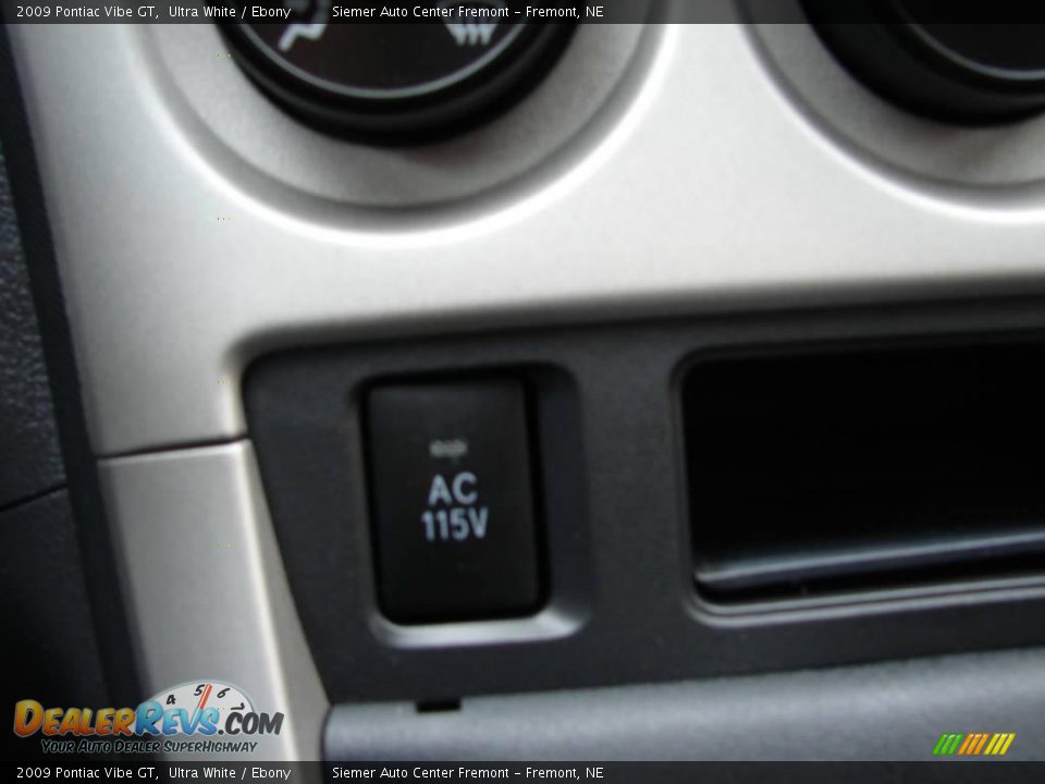 2009 Pontiac Vibe GT Ultra White / Ebony Photo #29
