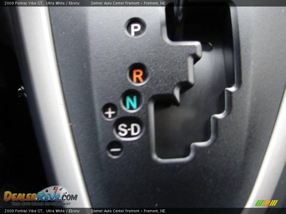 2009 Pontiac Vibe GT Ultra White / Ebony Photo #31