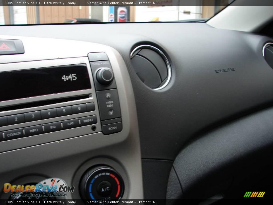 2009 Pontiac Vibe GT Ultra White / Ebony Photo #32