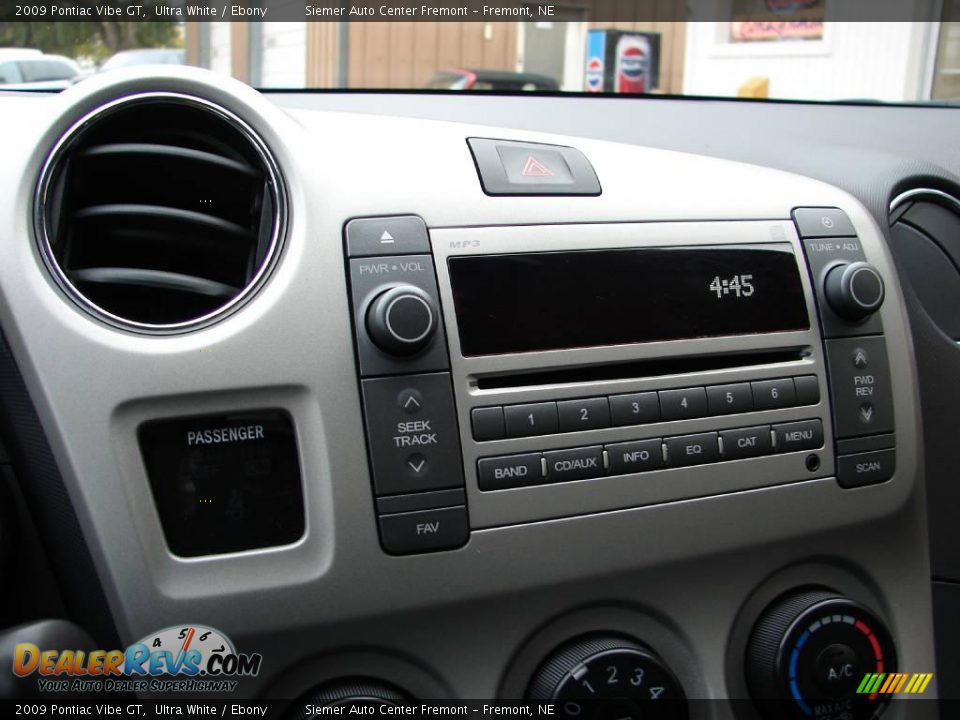 2009 Pontiac Vibe GT Ultra White / Ebony Photo #33
