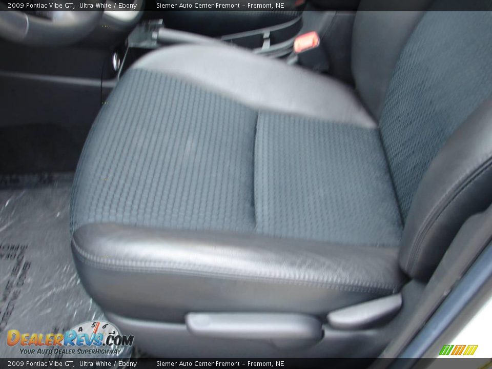 2009 Pontiac Vibe GT Ultra White / Ebony Photo #35