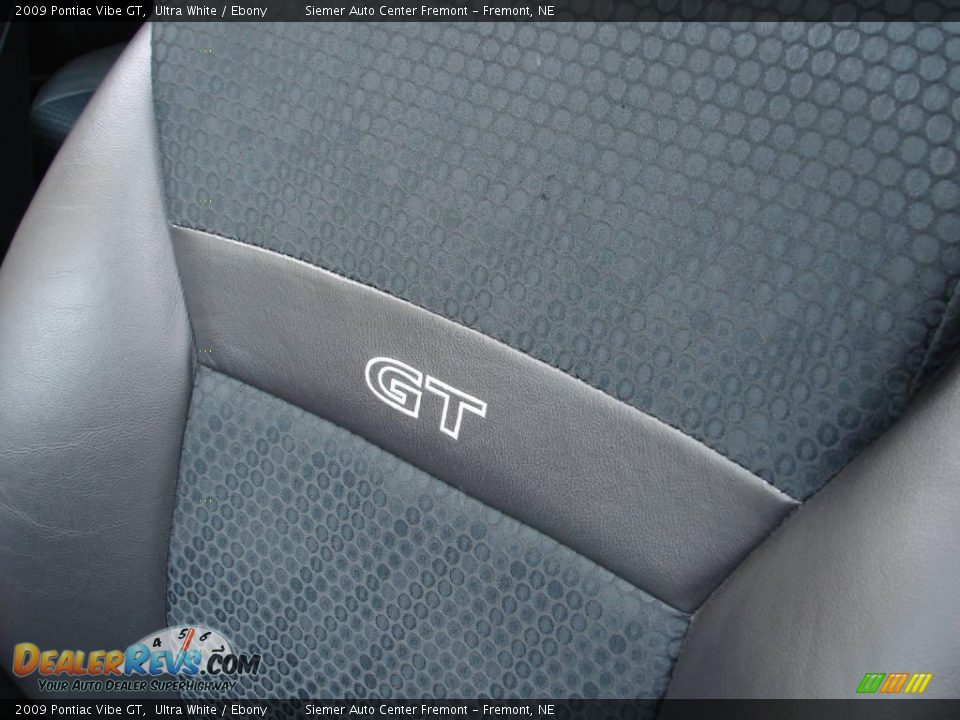 2009 Pontiac Vibe GT Ultra White / Ebony Photo #36