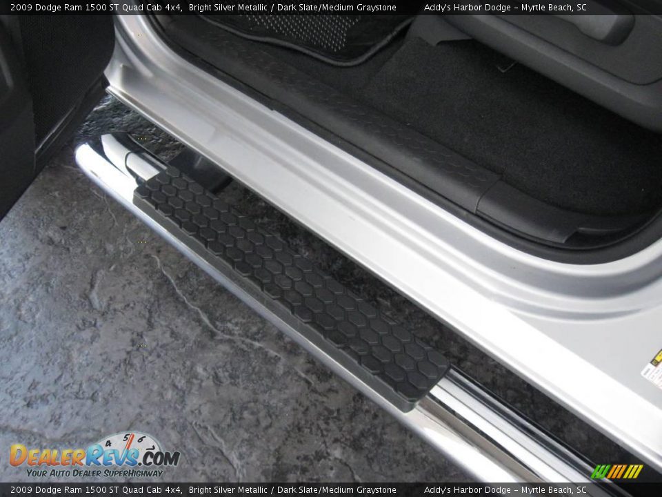 2009 Dodge Ram 1500 ST Quad Cab 4x4 Bright Silver Metallic / Dark Slate/Medium Graystone Photo #14