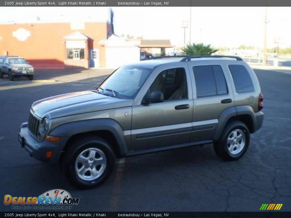 2005 Jeep Liberty Sport 4x4 Light Khaki Metallic / Khaki Photo #1
