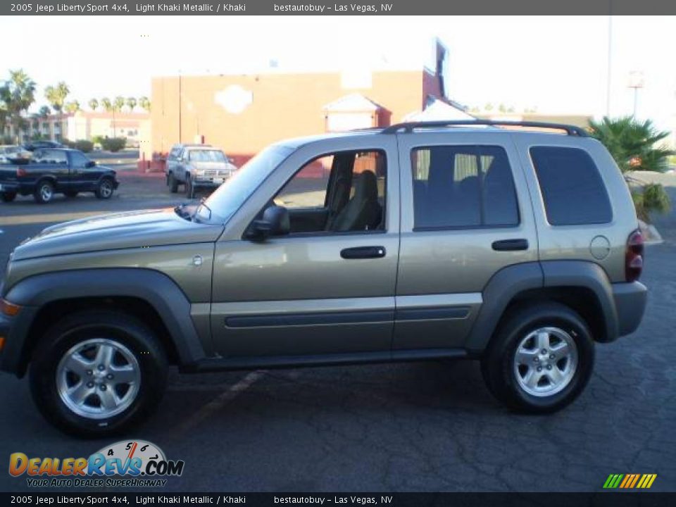 2005 Jeep Liberty Sport 4x4 Light Khaki Metallic / Khaki Photo #2