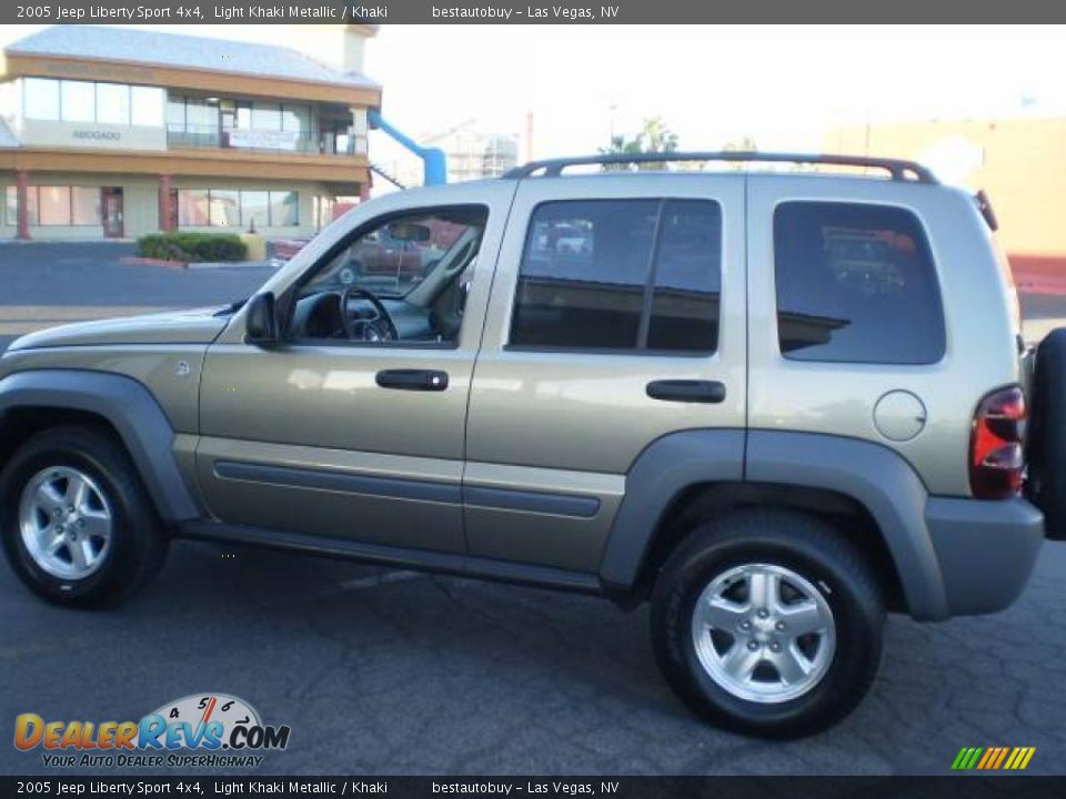 2005 Jeep Liberty Sport 4x4 Light Khaki Metallic / Khaki Photo #3