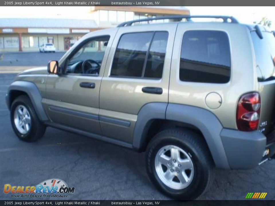 2005 Jeep Liberty Sport 4x4 Light Khaki Metallic / Khaki Photo #4