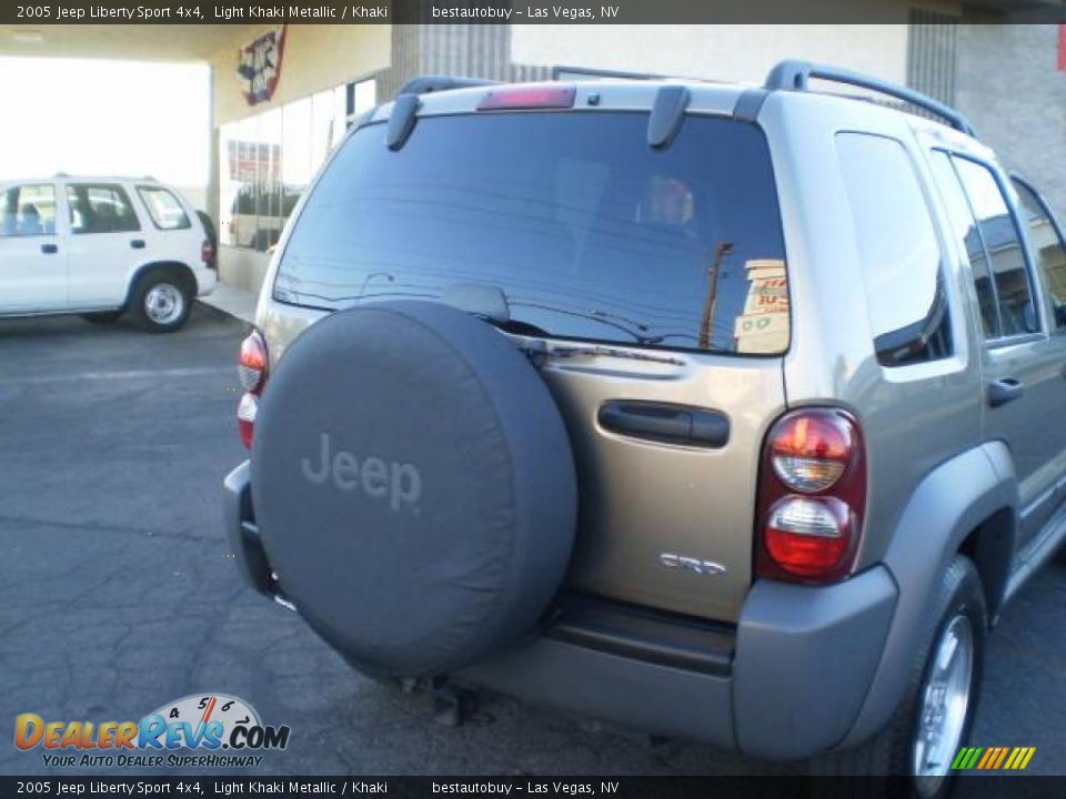 2005 Jeep Liberty Sport 4x4 Light Khaki Metallic / Khaki Photo #9