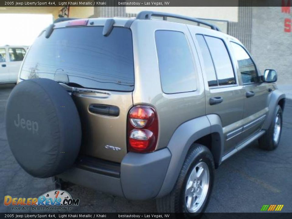 2005 Jeep Liberty Sport 4x4 Light Khaki Metallic / Khaki Photo #10