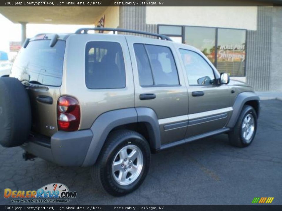 2005 Jeep Liberty Sport 4x4 Light Khaki Metallic / Khaki Photo #11