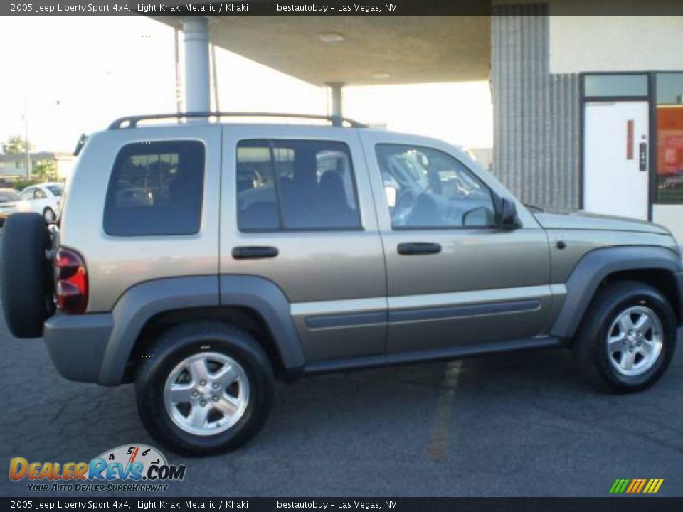 2005 Jeep Liberty Sport 4x4 Light Khaki Metallic / Khaki Photo #12