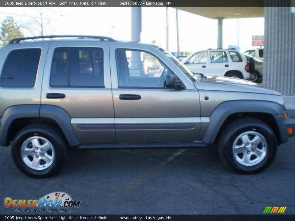 2005 Jeep Liberty Sport 4x4 Light Khaki Metallic / Khaki Photo #13
