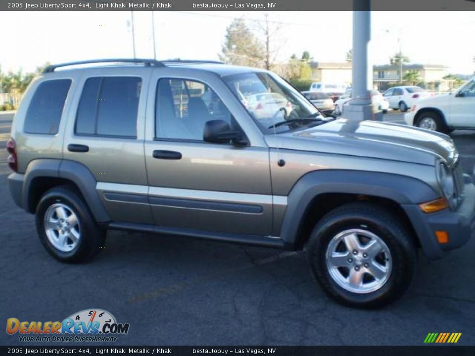 2005 Jeep Liberty Sport 4x4 Light Khaki Metallic / Khaki Photo #14