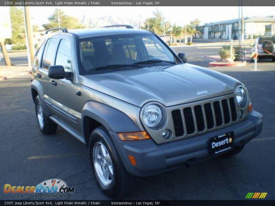 2005 Jeep Liberty Sport 4x4 Light Khaki Metallic / Khaki Photo #16