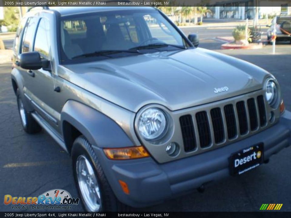 2005 Jeep Liberty Sport 4x4 Light Khaki Metallic / Khaki Photo #17