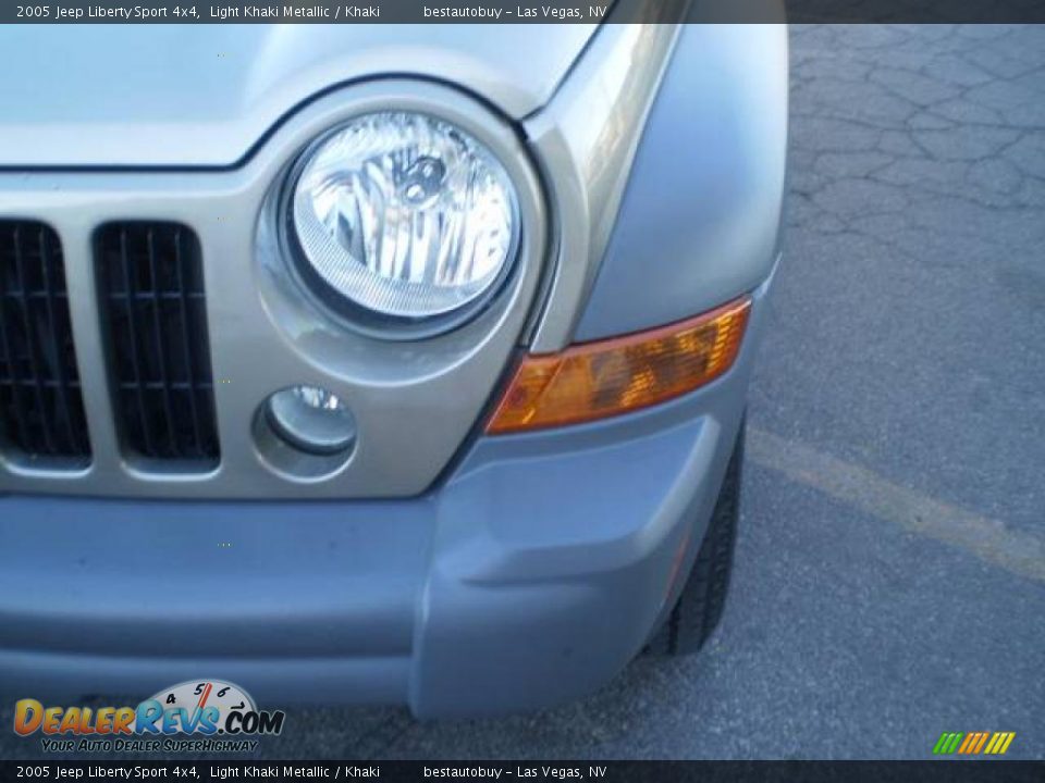 2005 Jeep Liberty Sport 4x4 Light Khaki Metallic / Khaki Photo #22