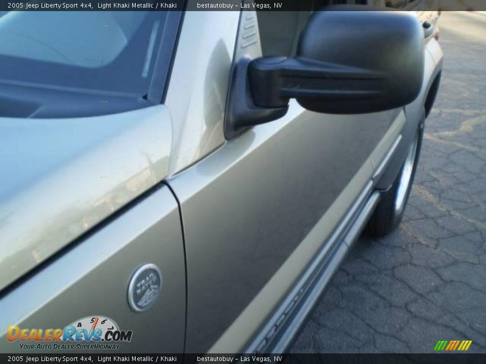 2005 Jeep Liberty Sport 4x4 Light Khaki Metallic / Khaki Photo #23