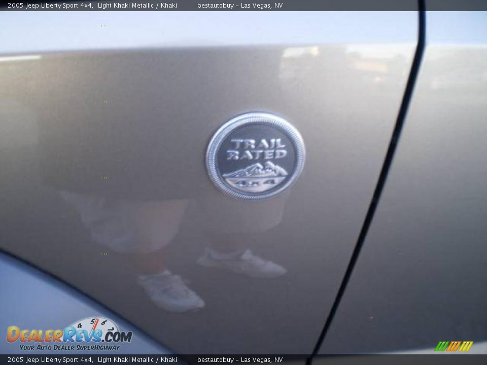 2005 Jeep Liberty Sport 4x4 Light Khaki Metallic / Khaki Photo #24