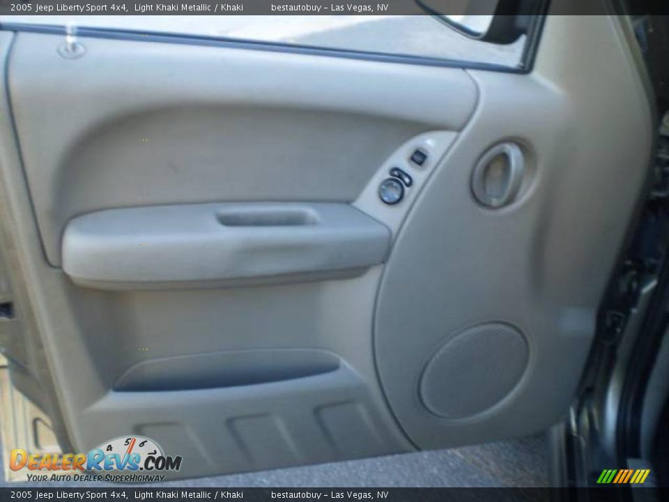 2005 Jeep Liberty Sport 4x4 Light Khaki Metallic / Khaki Photo #26