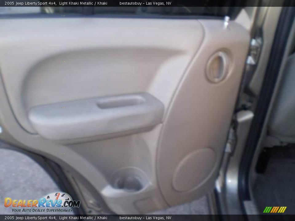 2005 Jeep Liberty Sport 4x4 Light Khaki Metallic / Khaki Photo #30