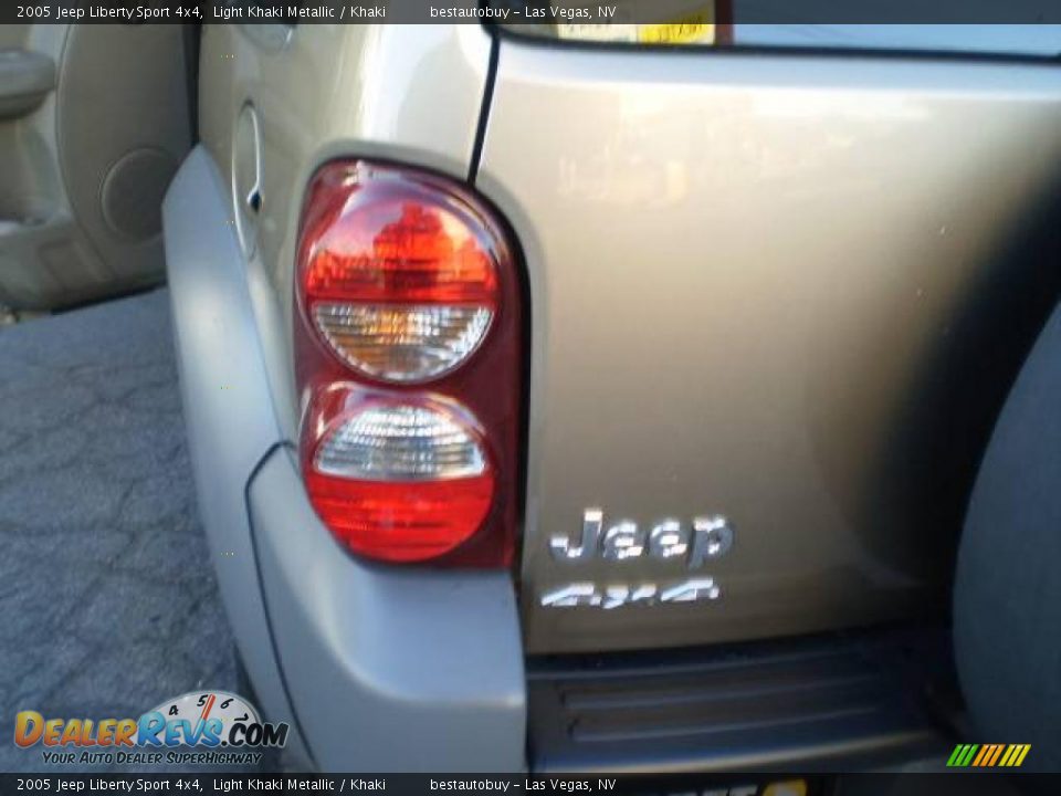 2005 Jeep Liberty Sport 4x4 Light Khaki Metallic / Khaki Photo #32