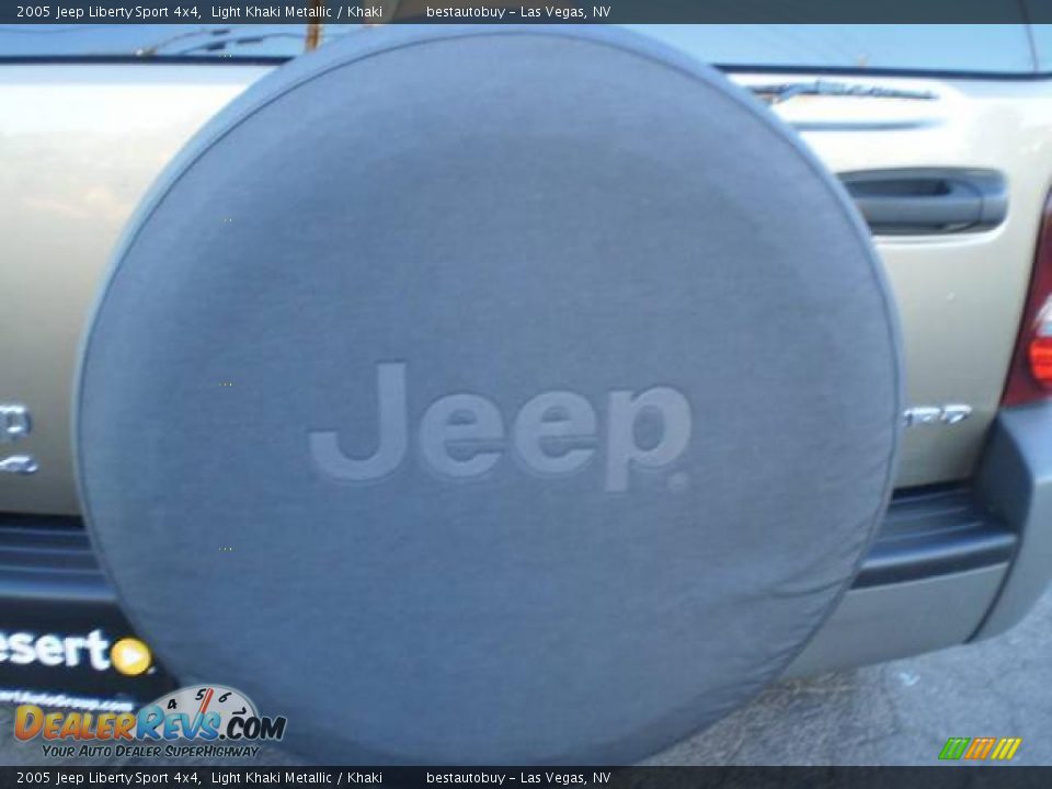 2005 Jeep Liberty Sport 4x4 Light Khaki Metallic / Khaki Photo #33