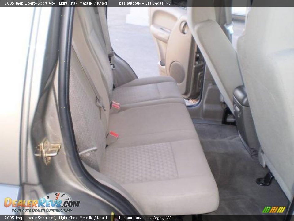 2005 Jeep Liberty Sport 4x4 Light Khaki Metallic / Khaki Photo #35
