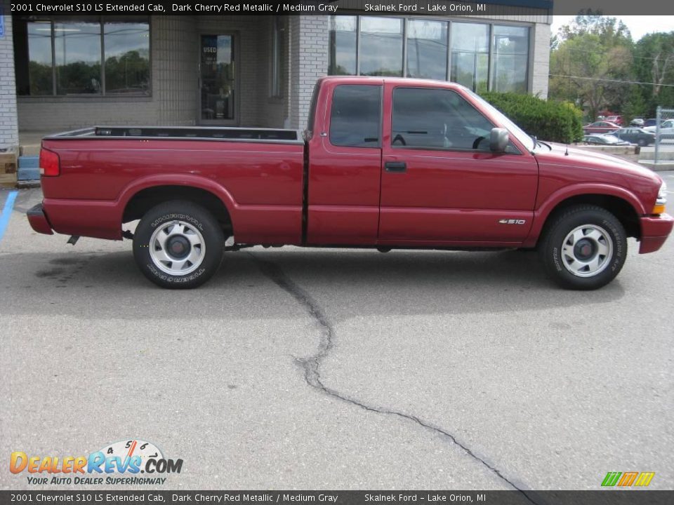 2001 Chevrolet S10 LS Extended Cab Dark Cherry Red Metallic / Medium Gray Photo #2