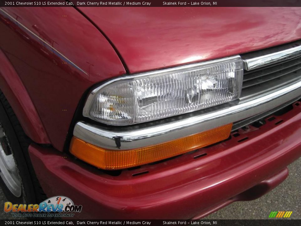 2001 Chevrolet S10 LS Extended Cab Dark Cherry Red Metallic / Medium Gray Photo #16